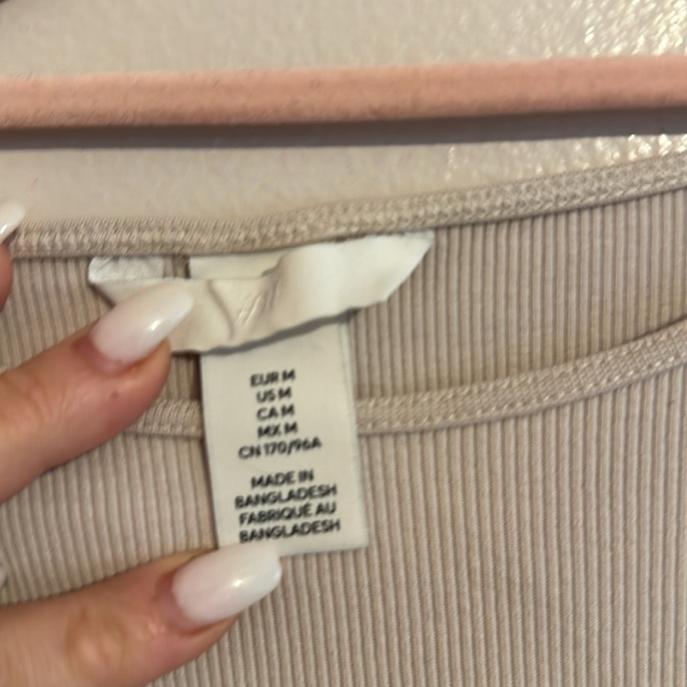H&M Basic Top - Picture 2 of 2